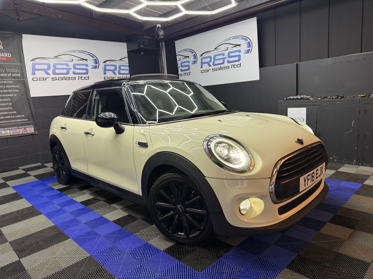Used MINI Hatch 2018 for sale - 76545741: Photo 1