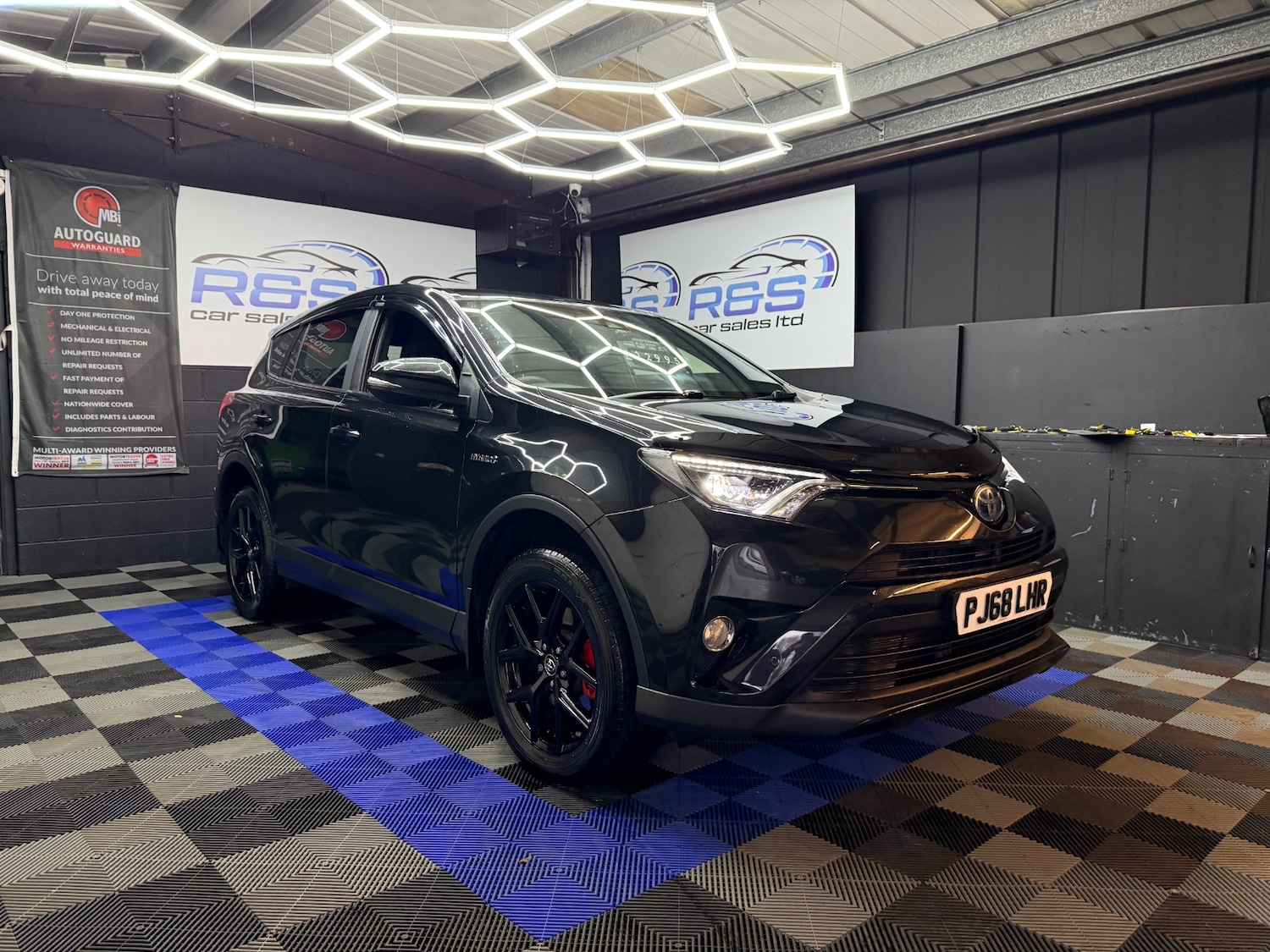 Used Toyota RAV4 2018 for sale - 77034523: Photo 2