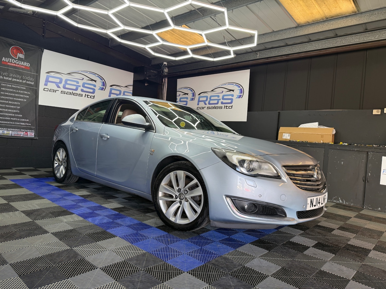 Used Vauxhall Insignia 2014 for sale - 77950337: Photo 2