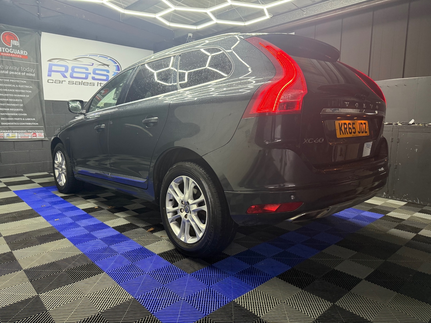 Used Volvo XC60 2015 for sale - 76427868: Photo 9