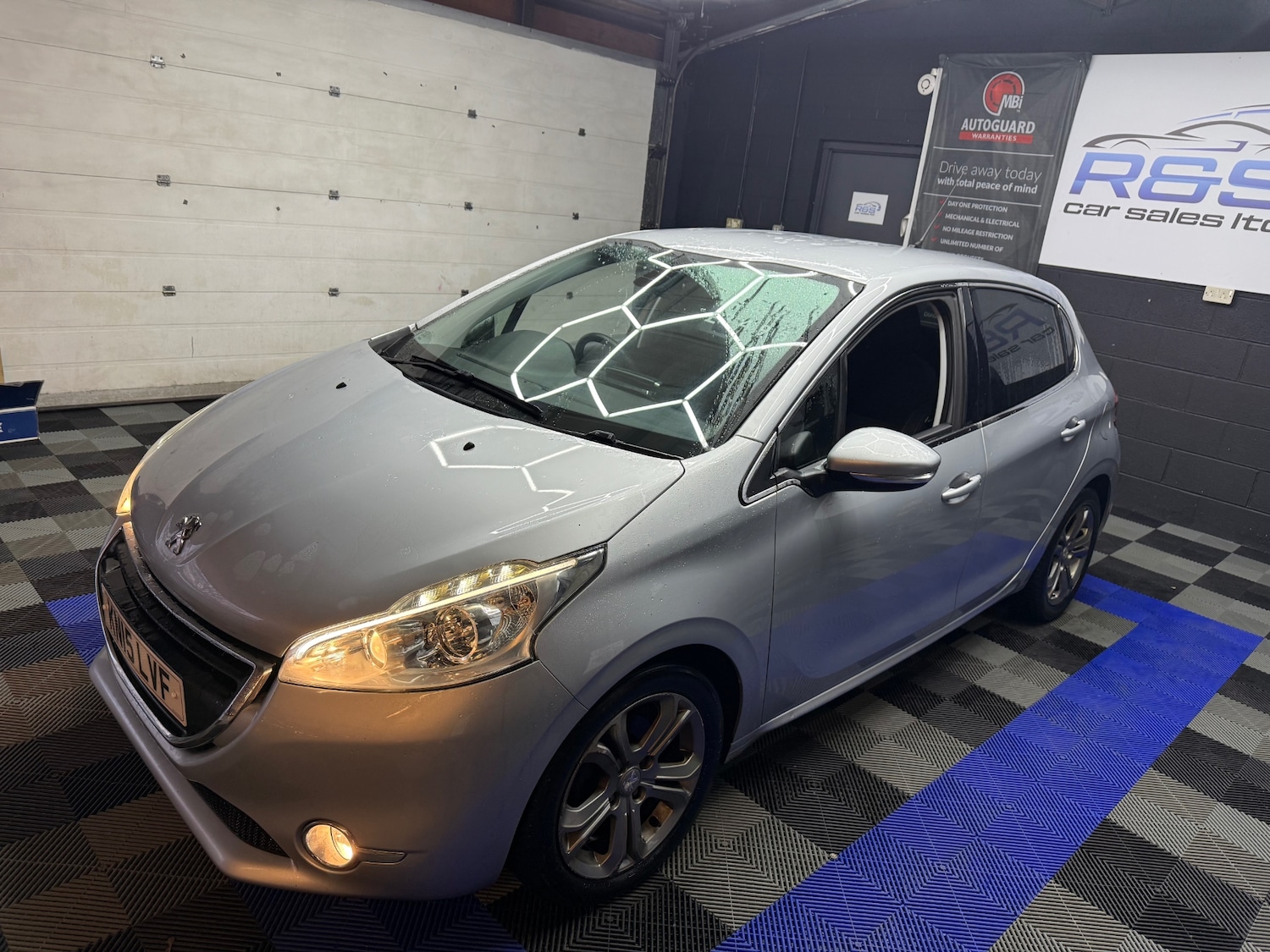 Used Peugeot 208 2015 for sale - 77668161: Photo 9
