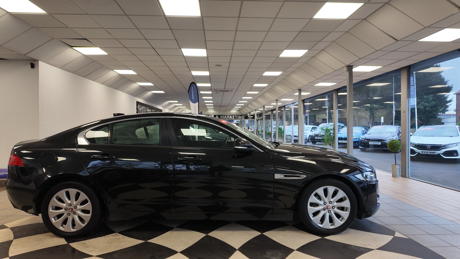 Used Jaguar XE 2017 for sale - 77352191: Photo 6