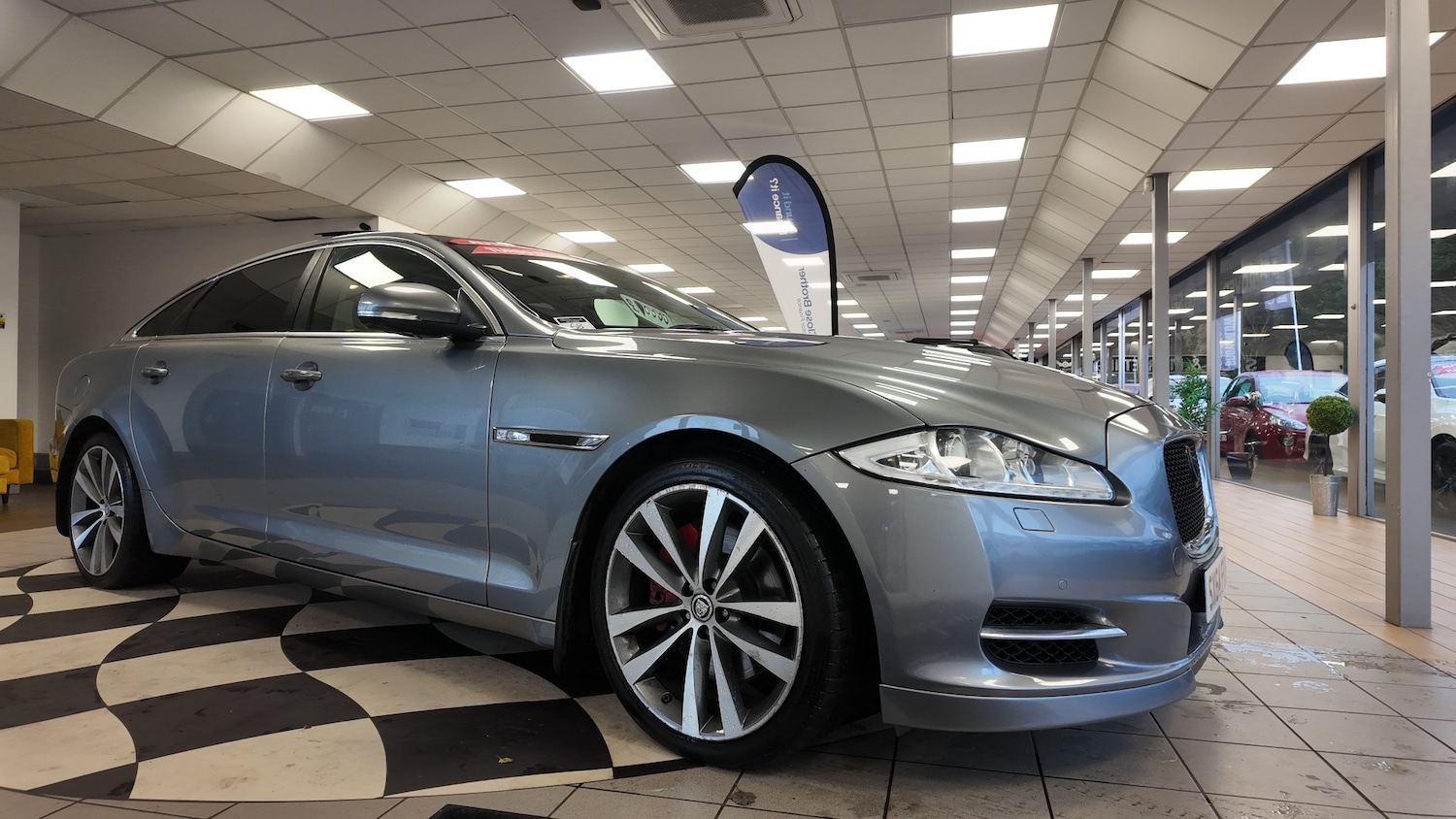 Used Jaguar XJ 2014 for sale - 76718750: Photo 1