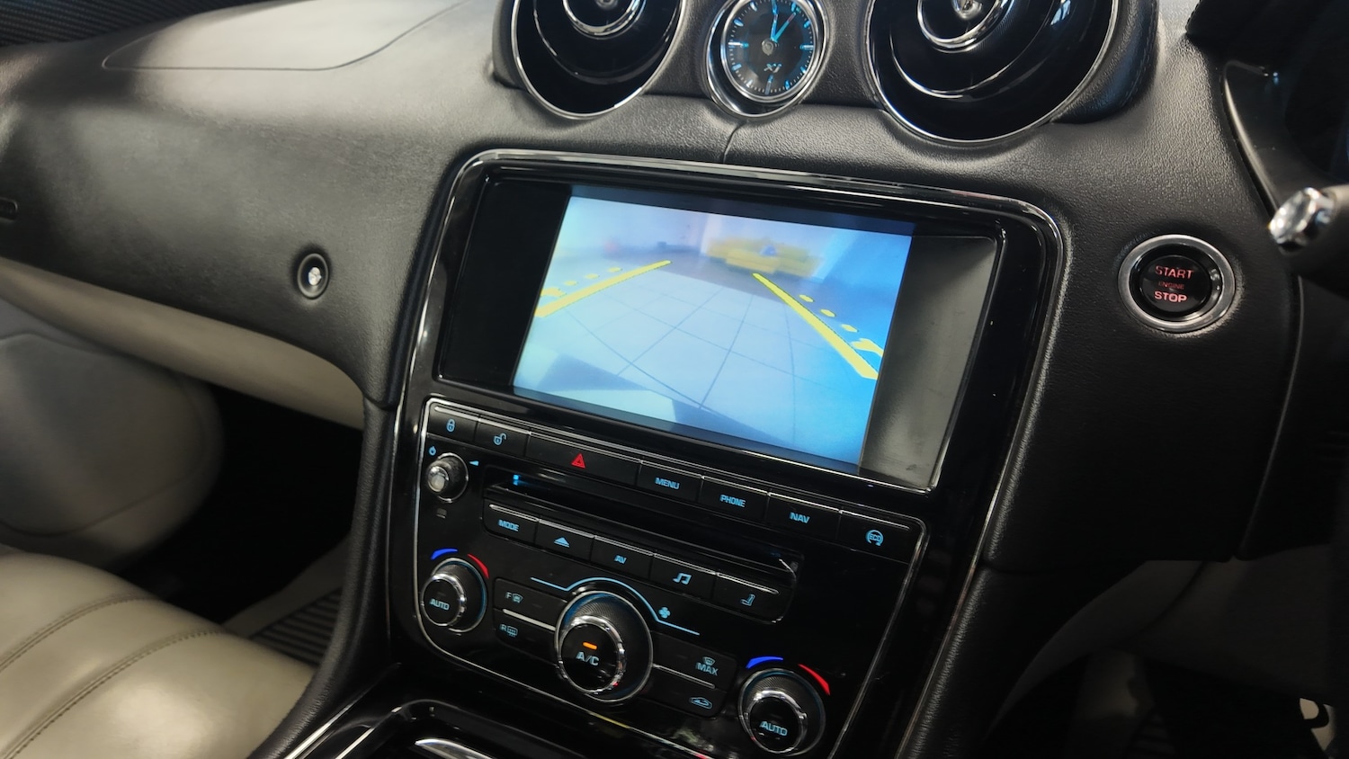 Used Jaguar XJ 2014 for sale - 76718750: Photo 17