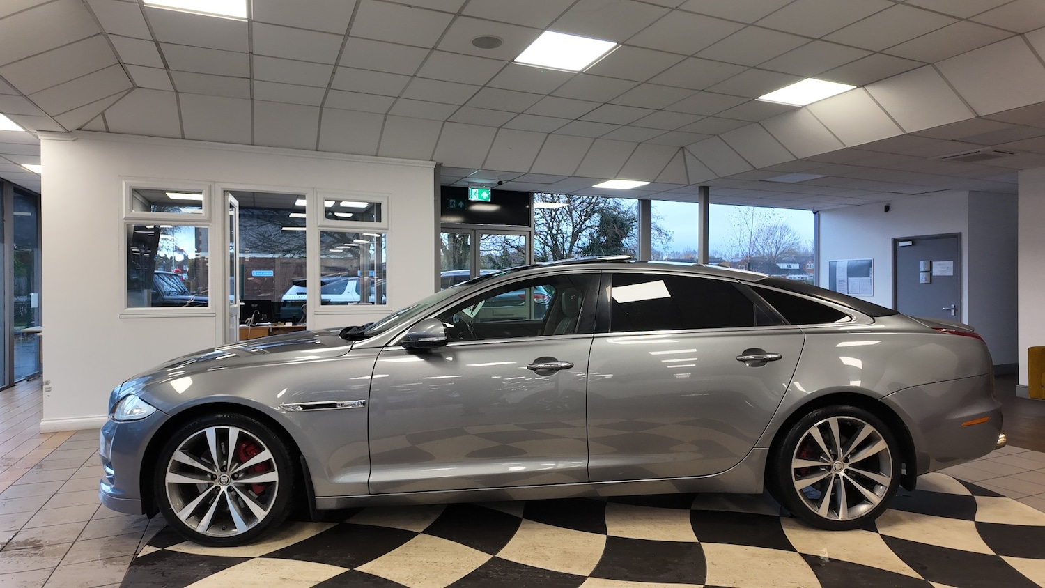 Used Jaguar XJ 2014 for sale - 76718750: Photo 4