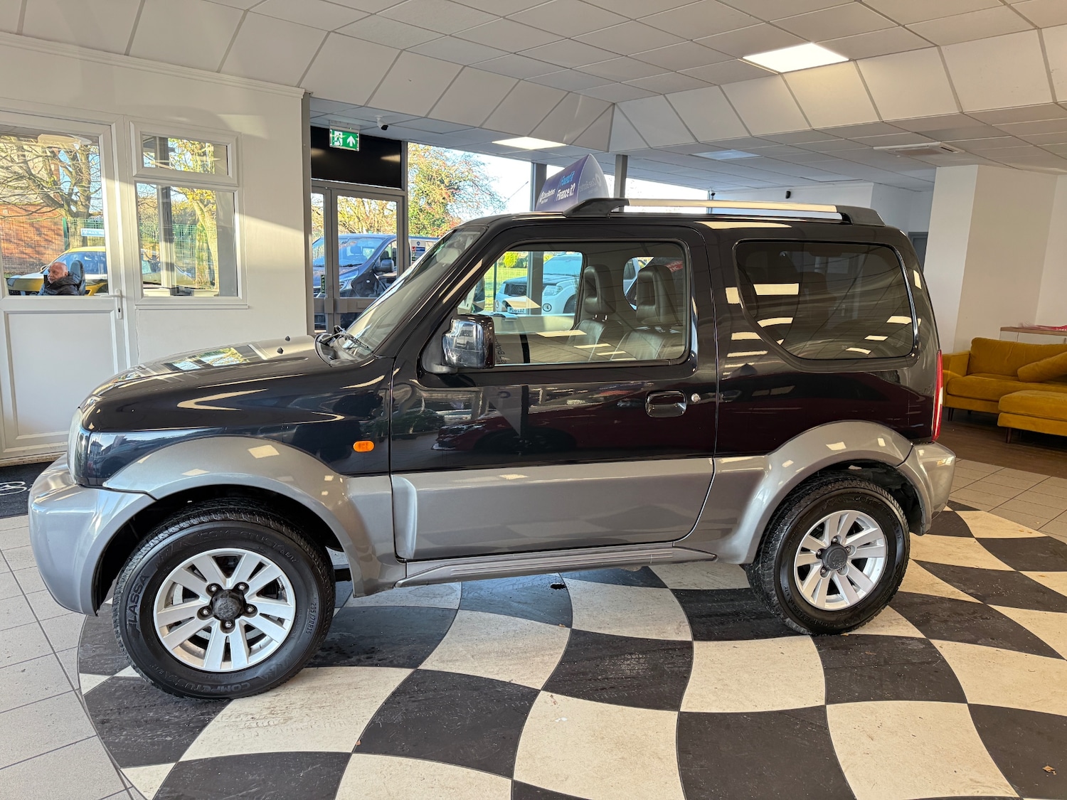 Used Suzuki Jimny 2010 for sale - 76638736: Photo 4