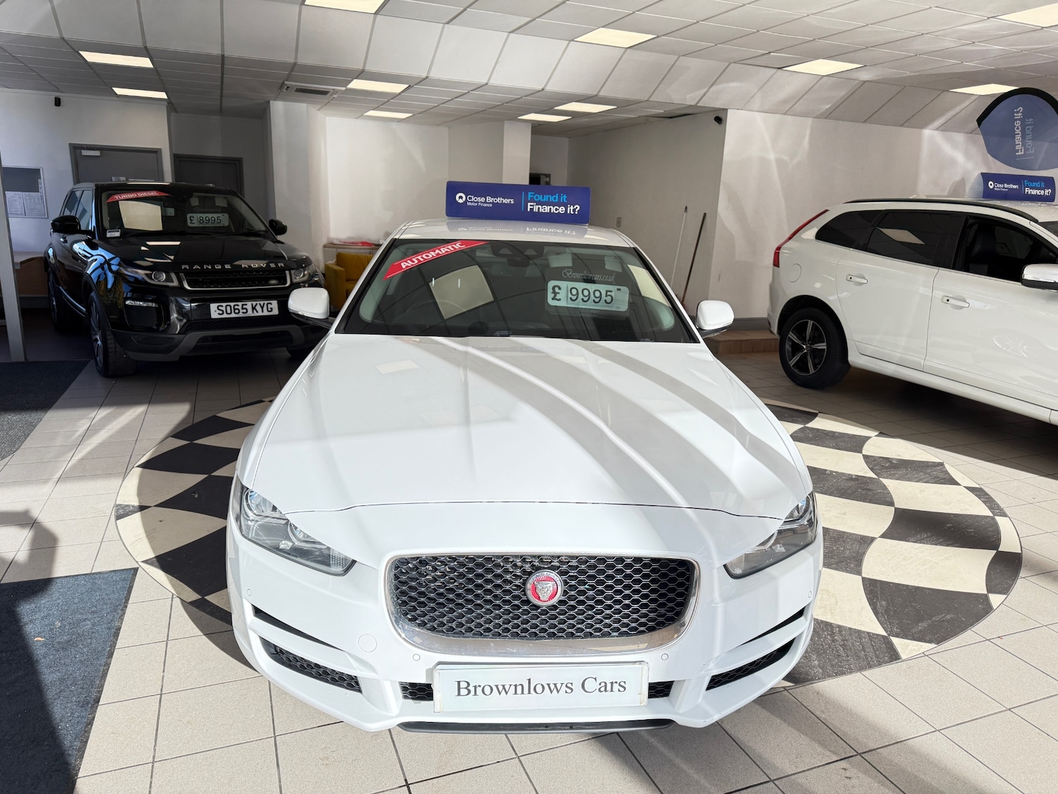 Used Jaguar XE 2017 for sale - 76374243: Photo 2