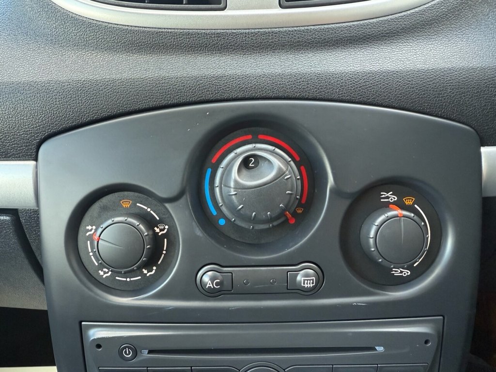Used Renault Clio 2009 for sale - 76376049: Photo 31