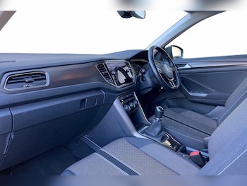 Used Volkswagen T-Roc 2018 for sale - 76673643: Photo