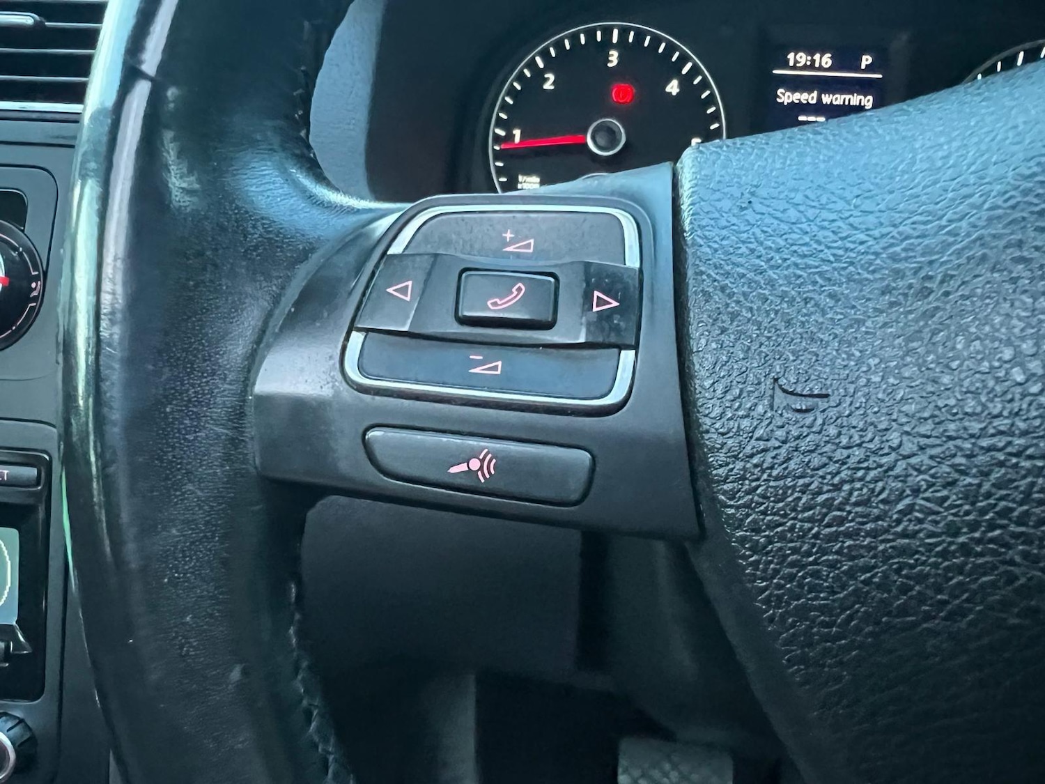 Used Volkswagen Touran 2011 for sale - 76382592: Photo 29