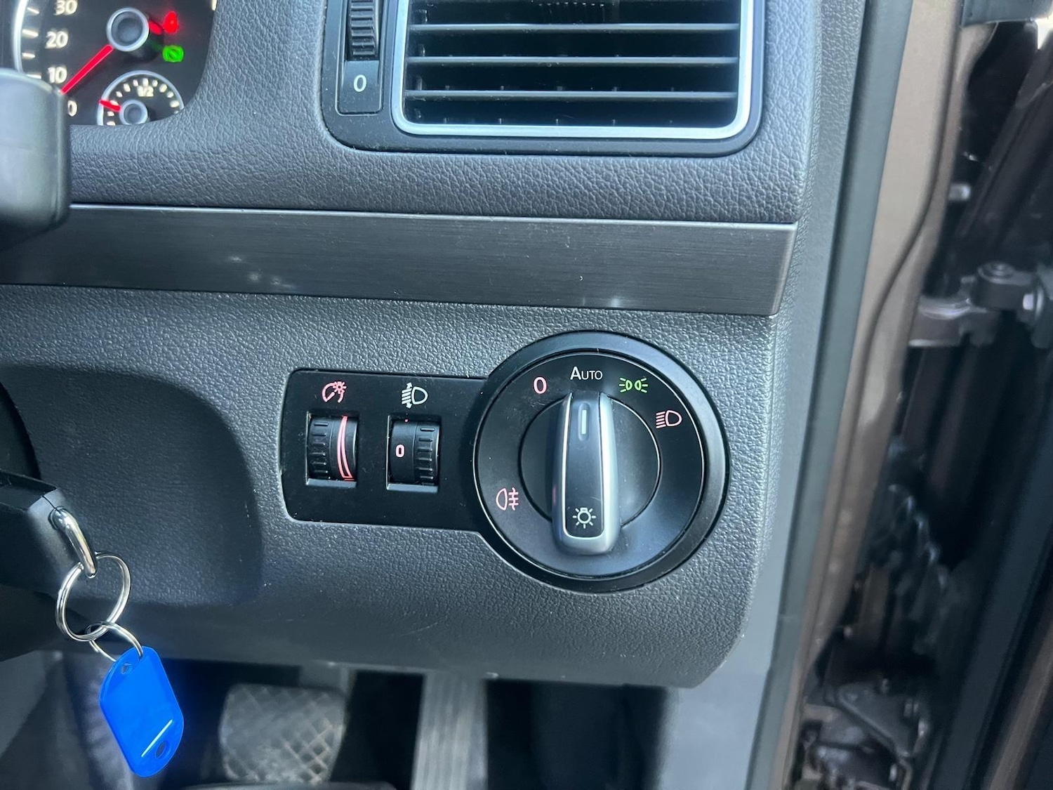 Used Volkswagen Touran 2011 for sale - 76382592: Photo 31