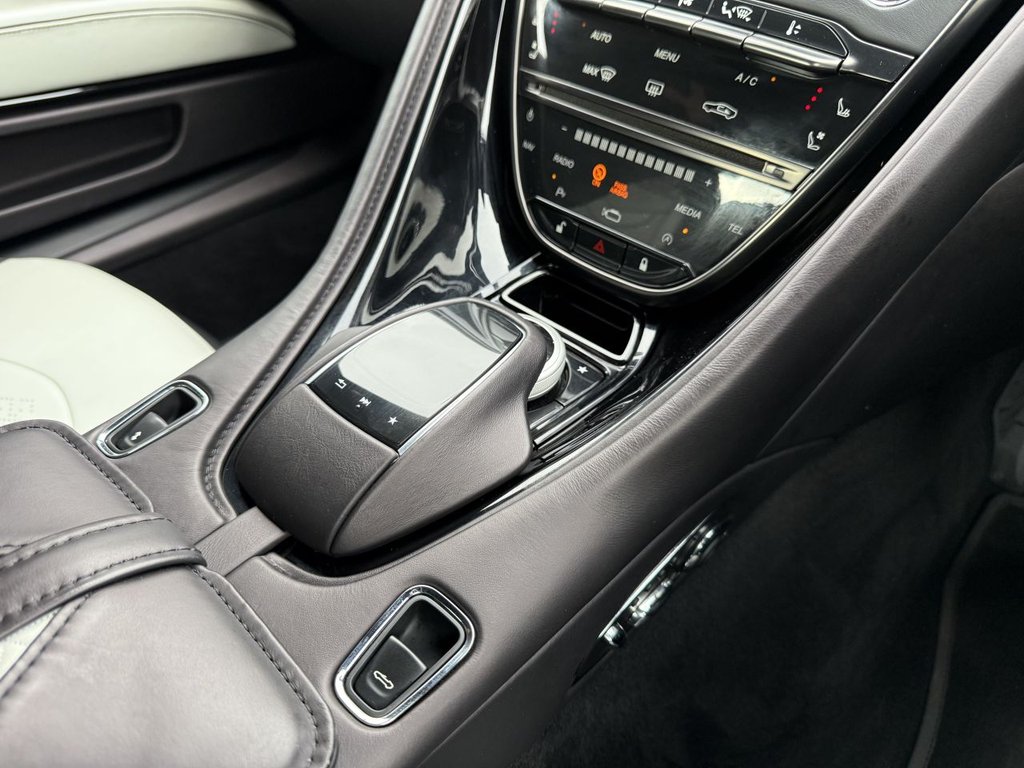 Used Aston Martin DBS 2022 for sale - 77614243: Photo 33