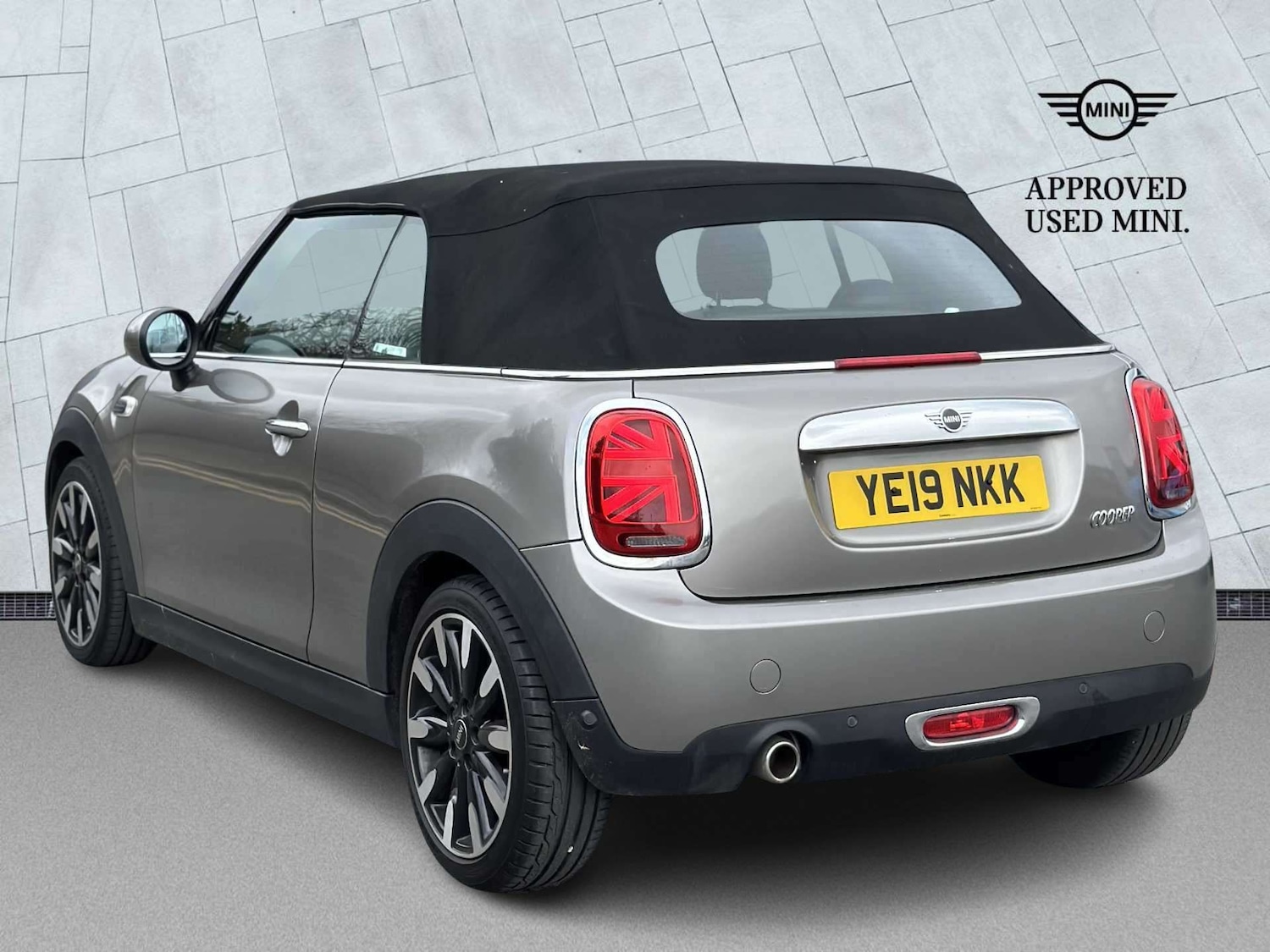 Used MINI Convertible 2019 for sale - 78195988: Photo 2