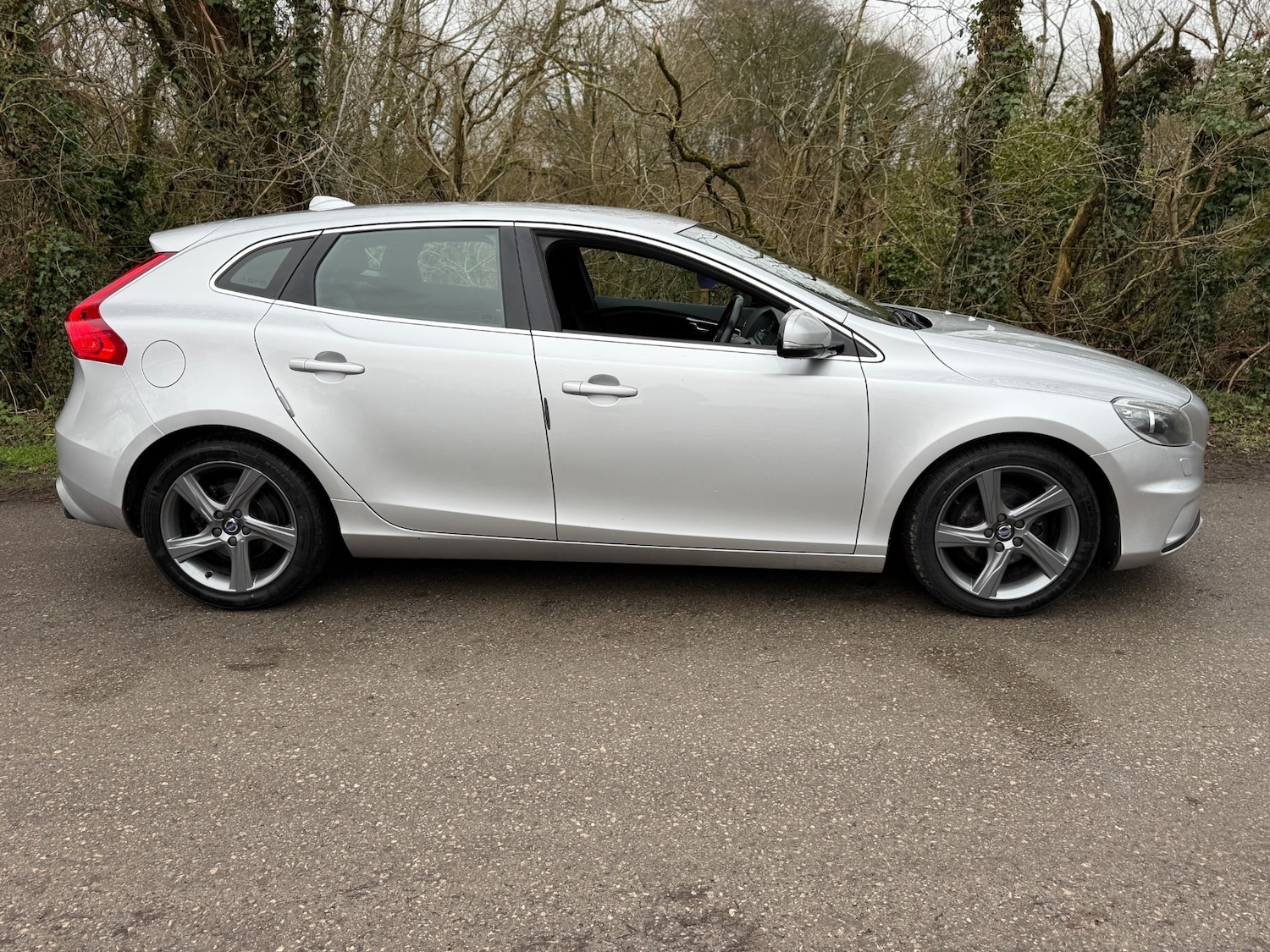 Used Volvo V40 2015 for sale - 77775250: Photo 10