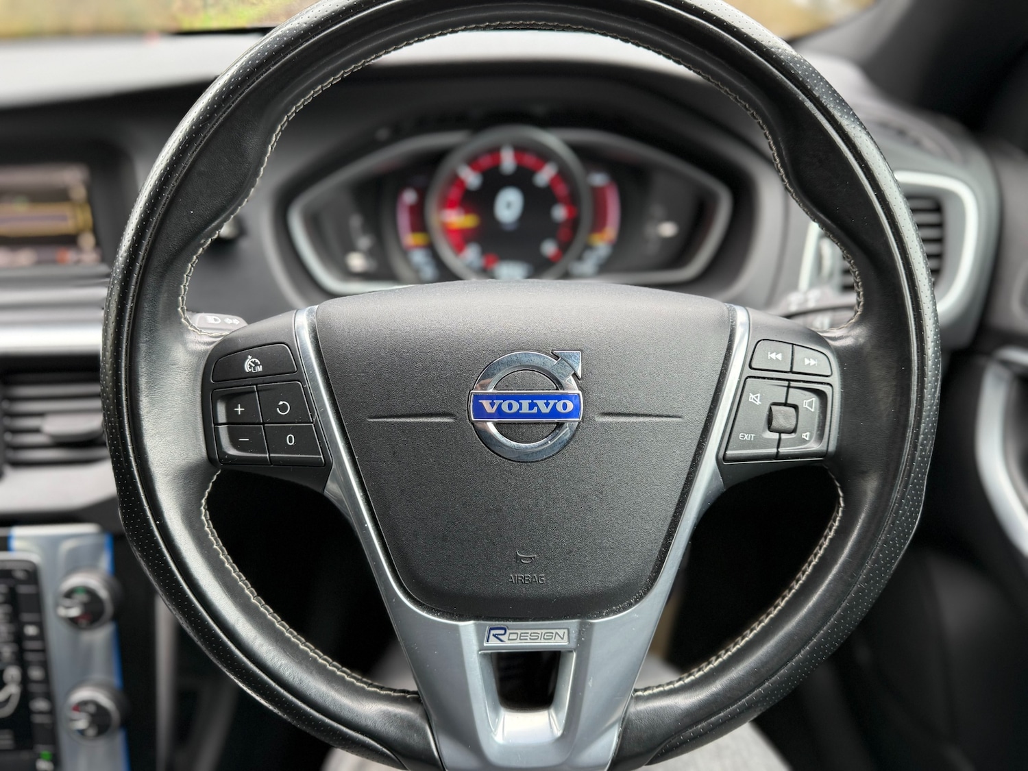 Used Volvo V40 2015 for sale - 77775250: Photo 32