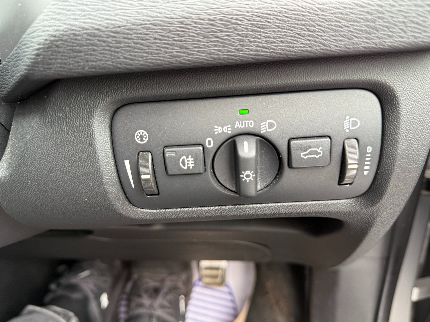 Used Volvo V40 2015 for sale - 77775250: Photo 34