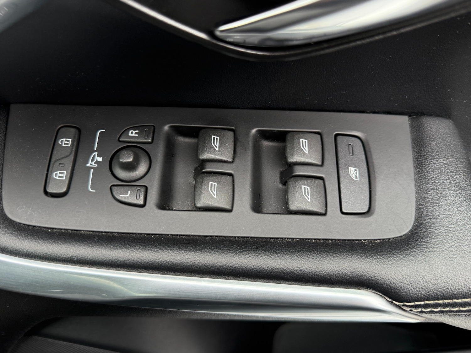 Used Volvo V40 2015 for sale - 77775250: Photo 36