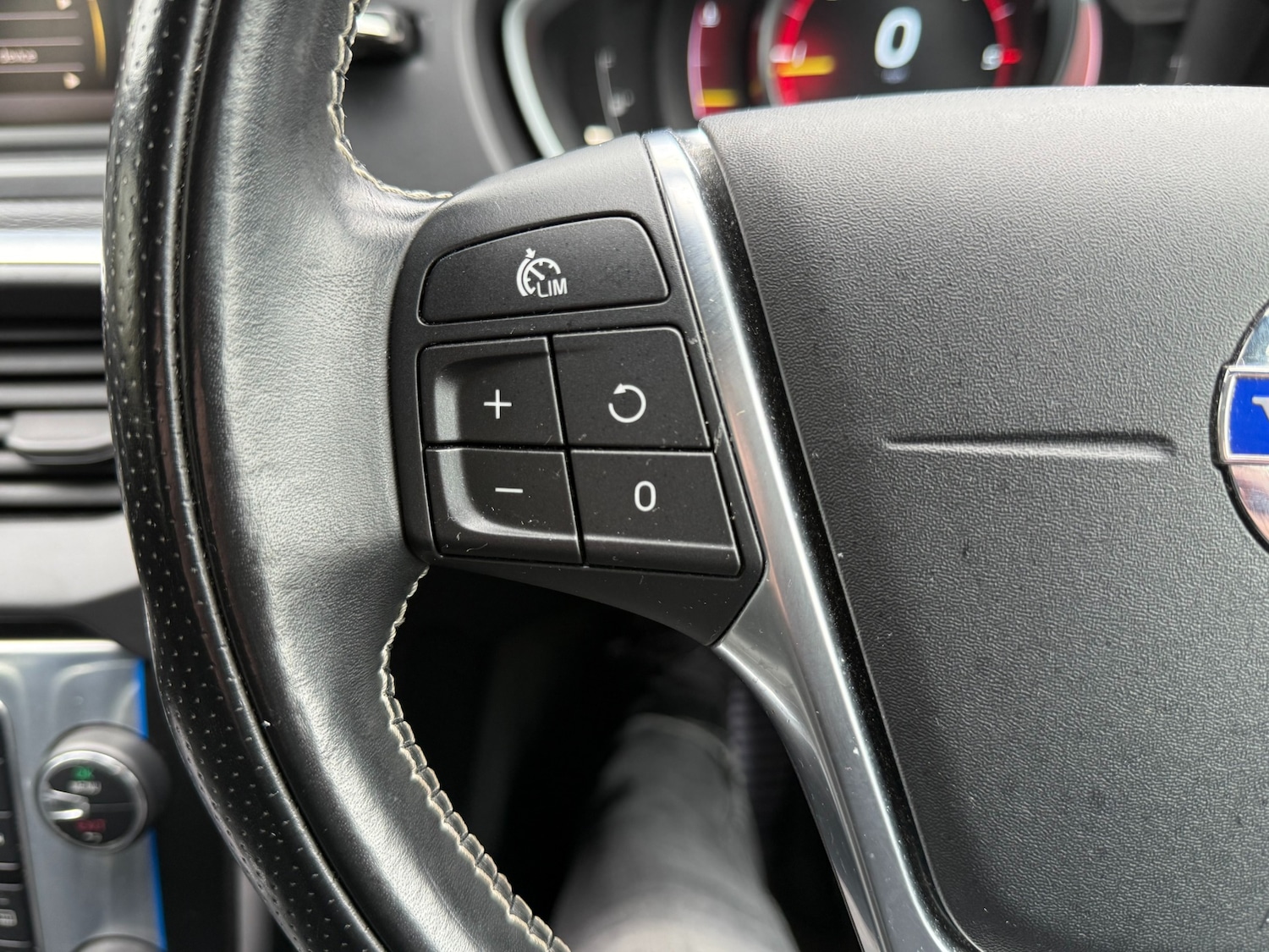 Used Volvo V40 2015 for sale - 77775250: Photo 53