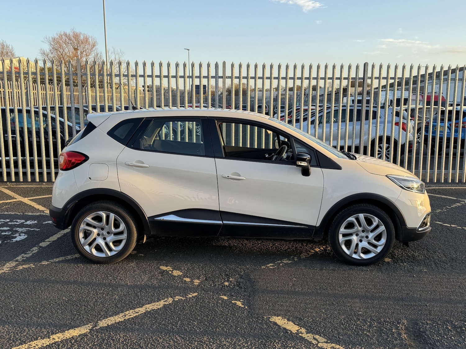 Used Renault Captur 2016 for sale - 77961992: Photo 2