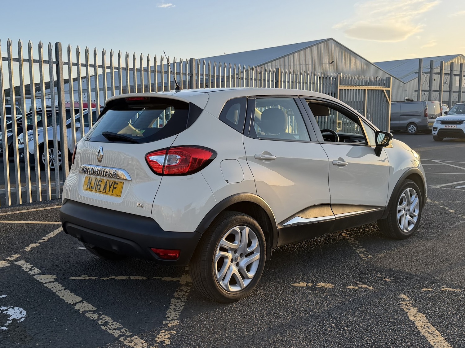 Used Renault Captur 2016 for sale - 77961992: Photo 4