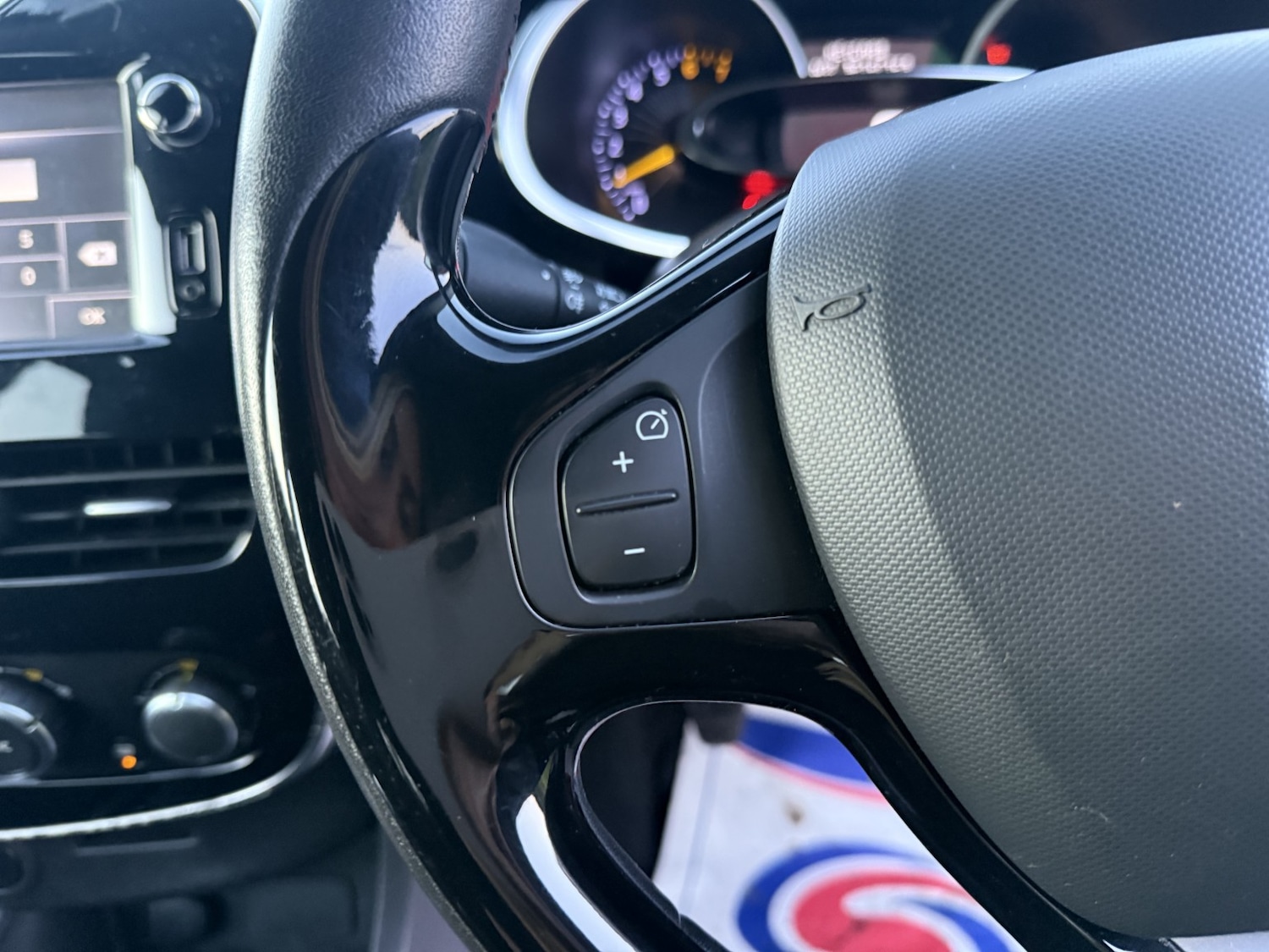 Used Renault Clio 2015 for sale - 76807259: Photo 32