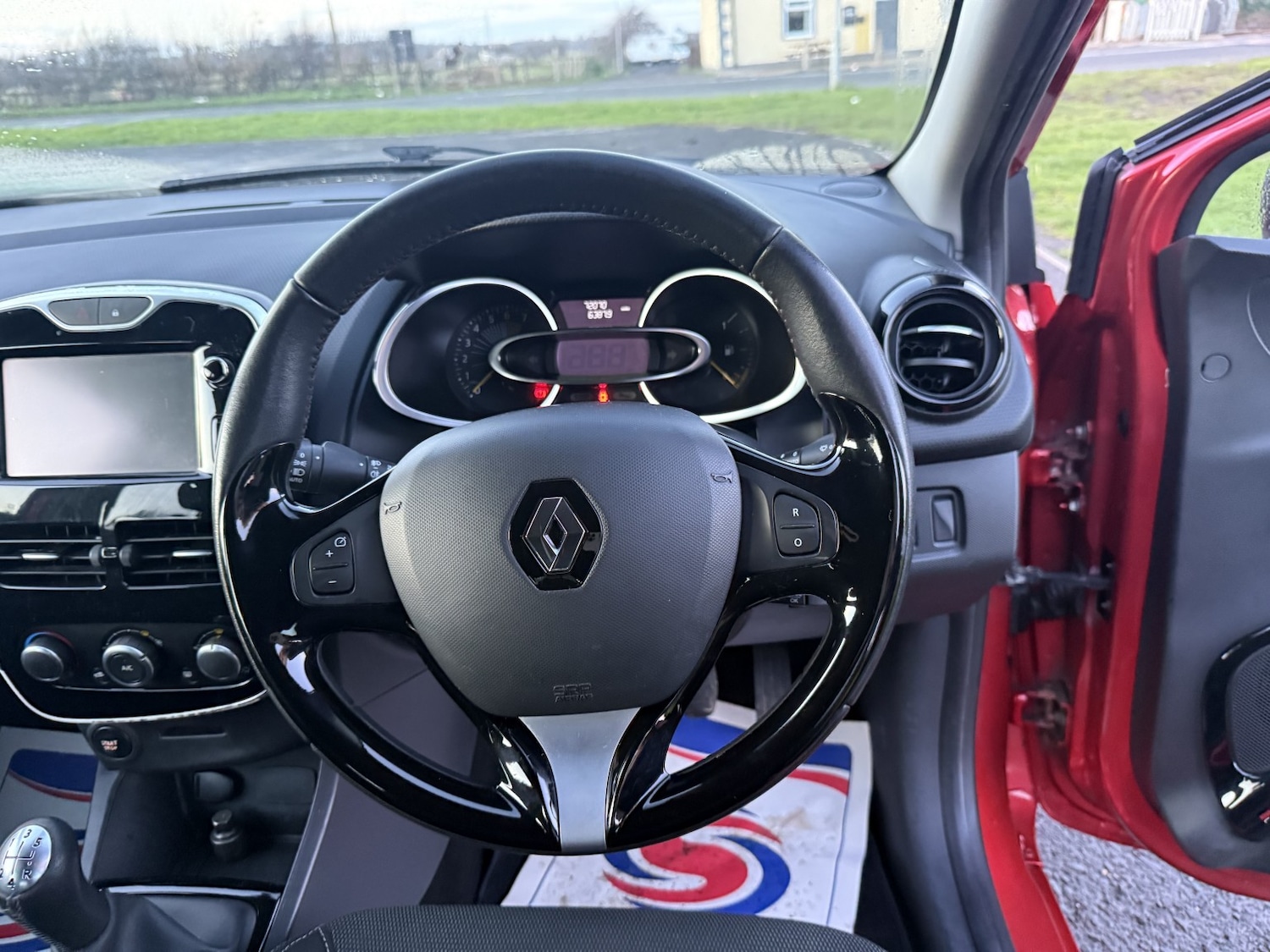 Used Renault Clio 2015 for sale - 76807259: Photo 46