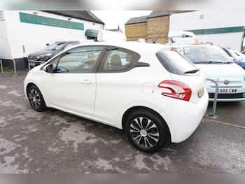 Used Peugeot 208 2015 for sale - 76550340: Photo