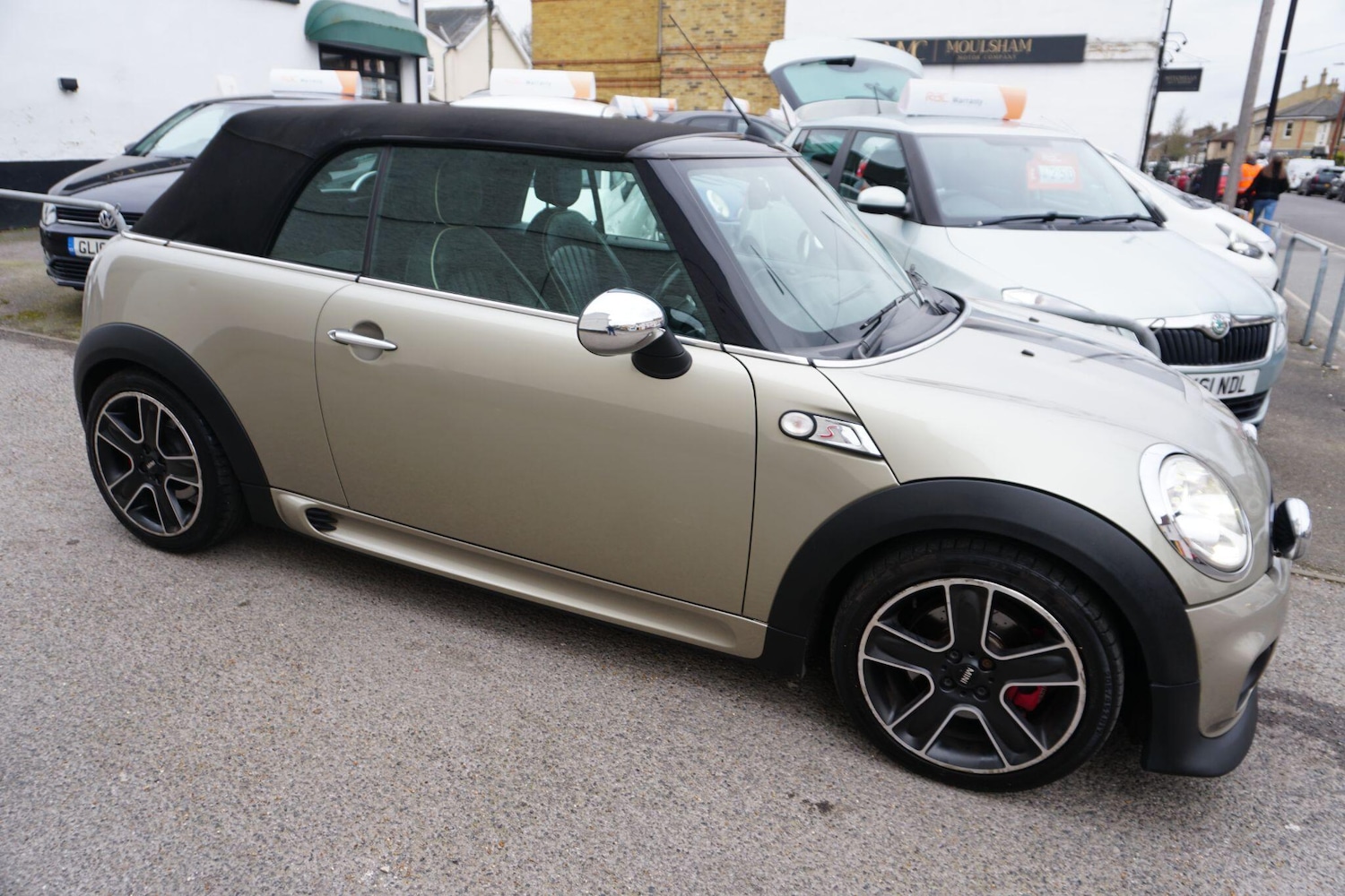 Used MINI Convertible 2009 for sale - 77598089: Photo 2