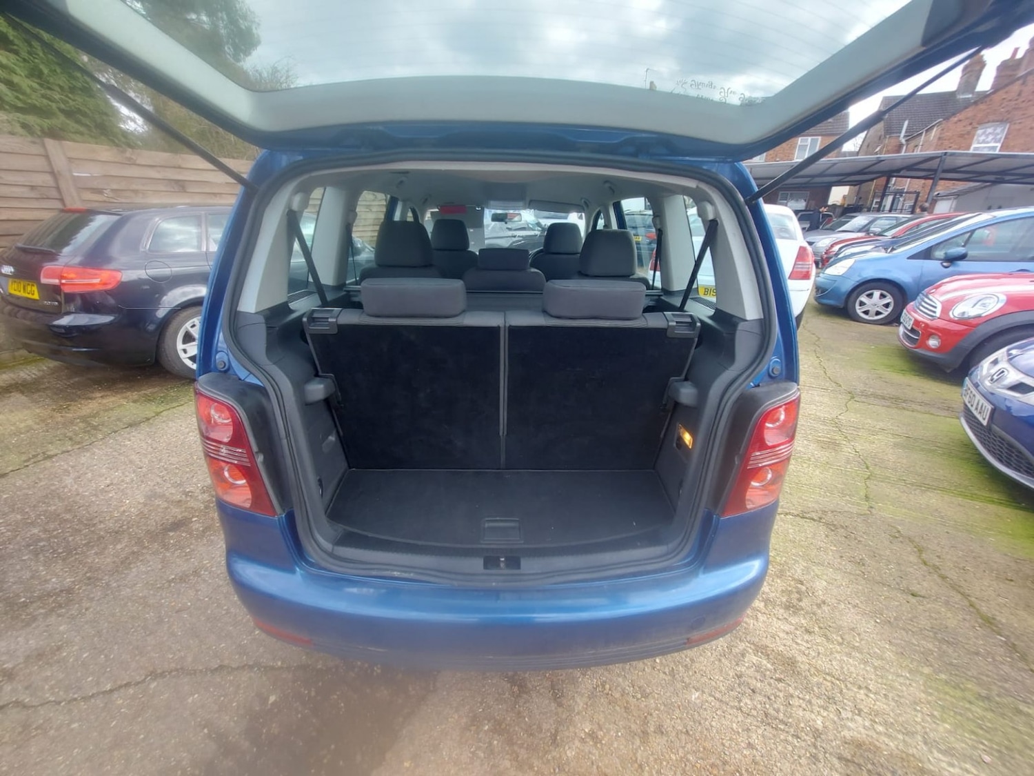 Used Volkswagen Touran 2010 for sale - 77610060: Photo 14