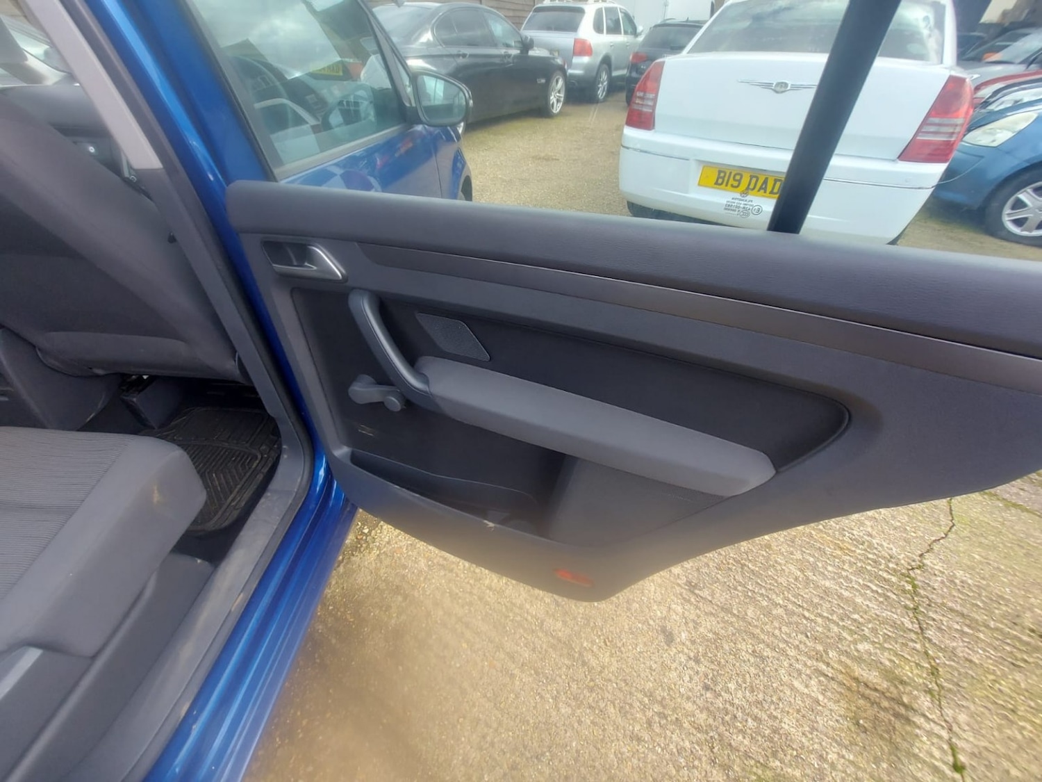 Used Volkswagen Touran 2010 for sale - 77610060: Photo 24