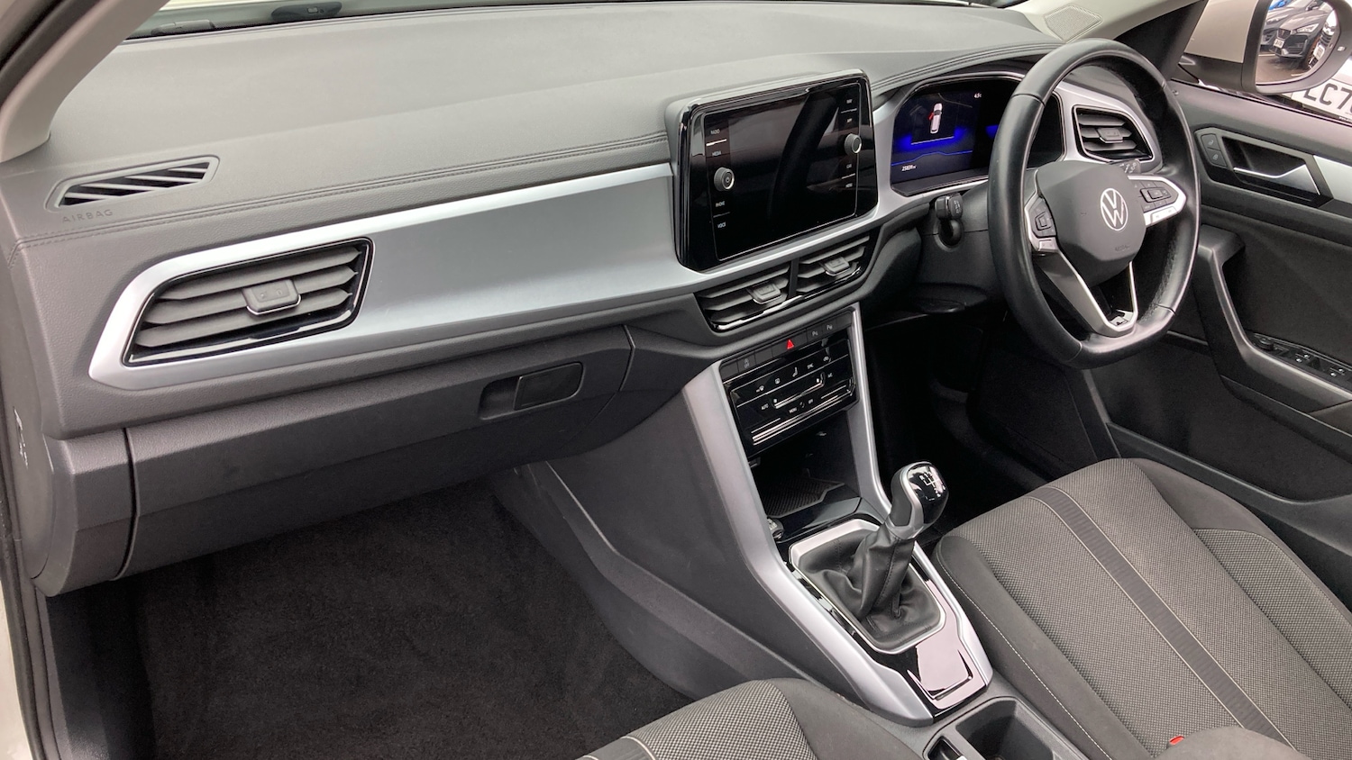 Used Volkswagen T-Roc 2023 for sale - 77127275: Photo 2