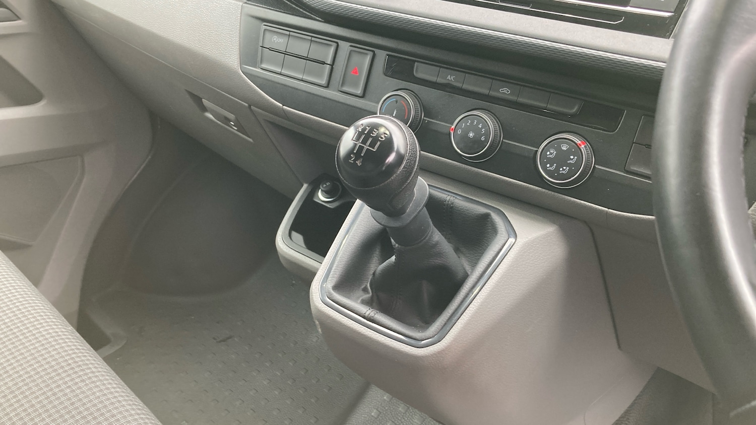 Used Volkswagen Transporter 2024 for sale - 76302115: Photo 14