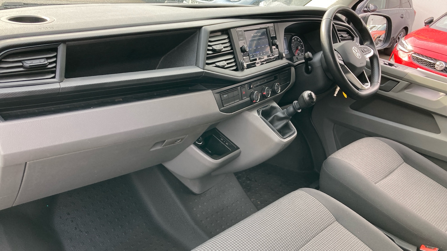 Used Volkswagen Transporter 2024 for sale - 76302115: Photo 2