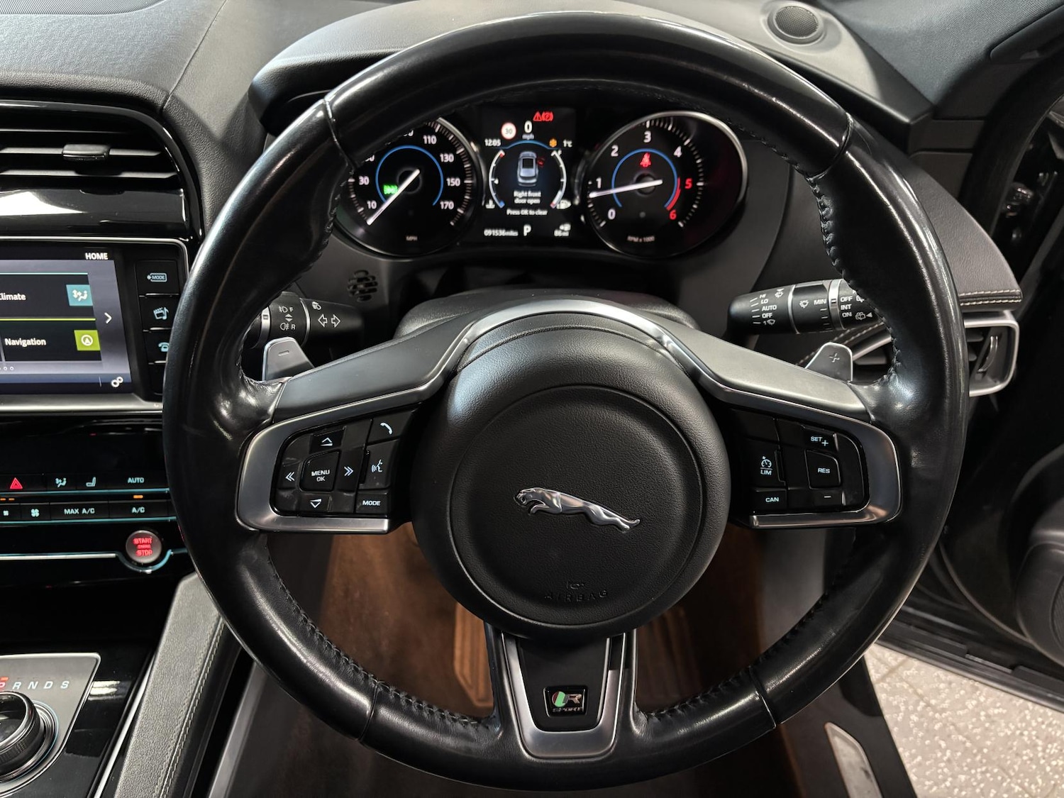 Used Jaguar F-Pace 2018 for sale - 76652973: Photo 40