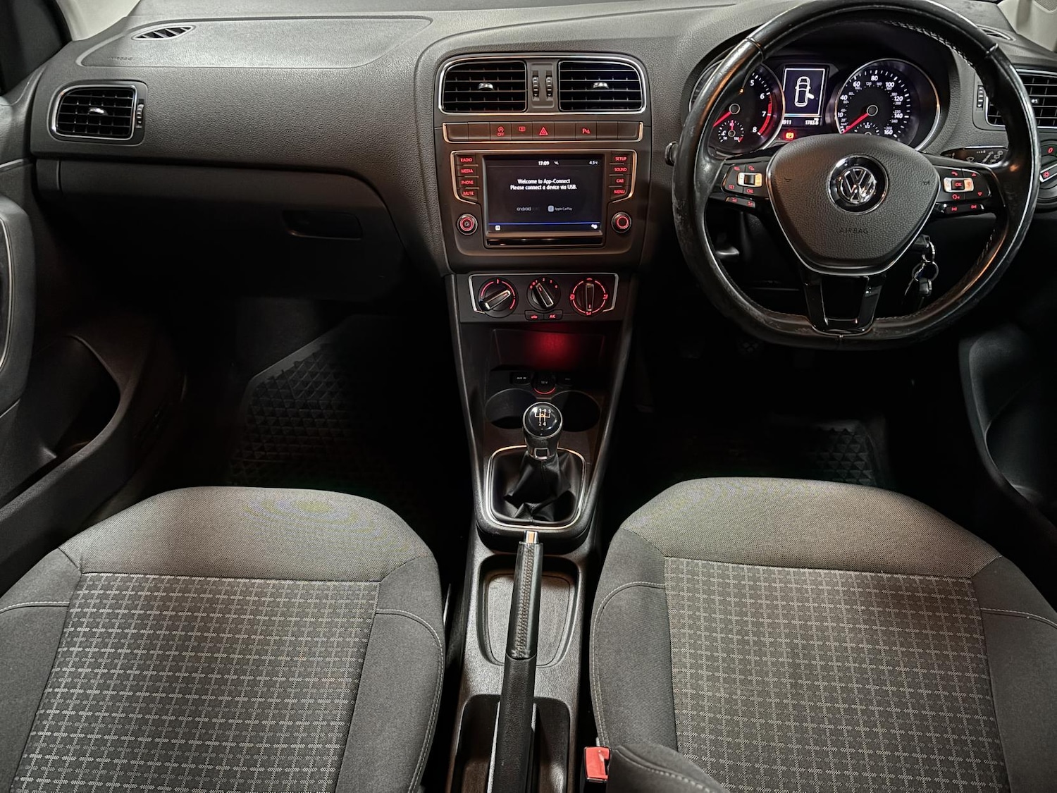 Used Volkswagen Polo 2016 for sale - 77154716: Photo 2