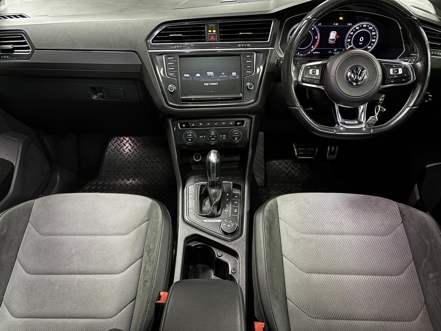 Used Volkswagen Tiguan 2017 for sale - 77959443: Photo 2