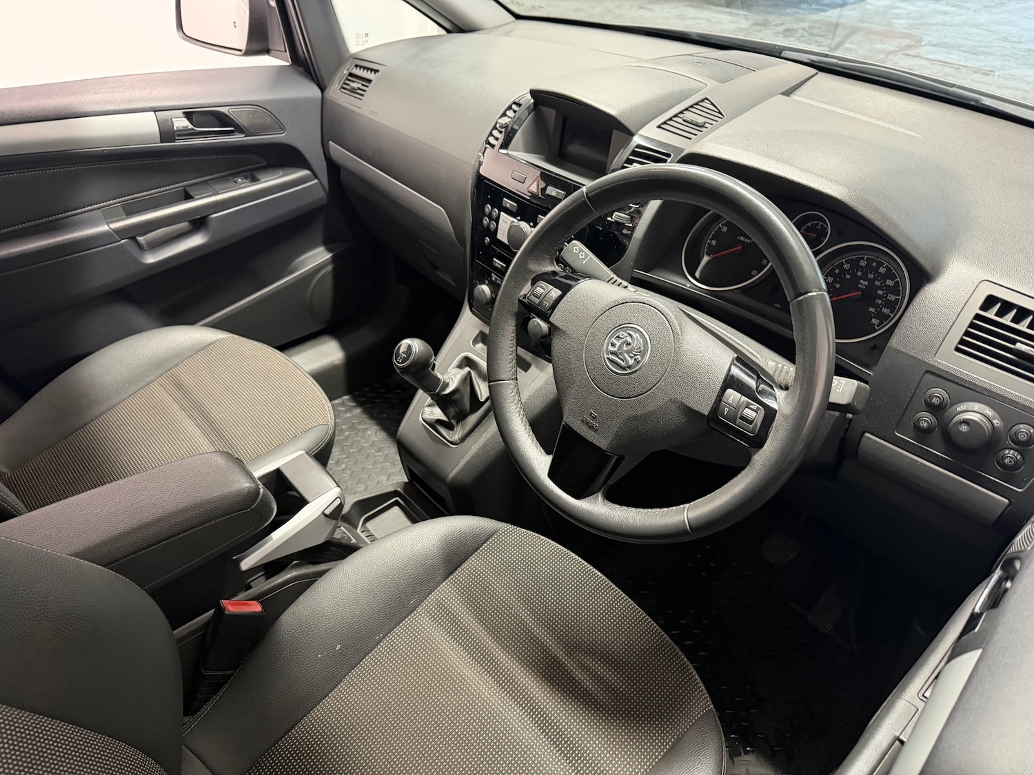 Used Vauxhall Zafira 2010 for sale - 77688101: Photo 4