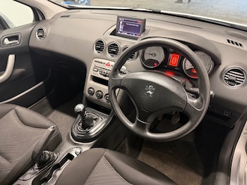 Used Peugeot 308 2011 for sale - 76948537: Photo