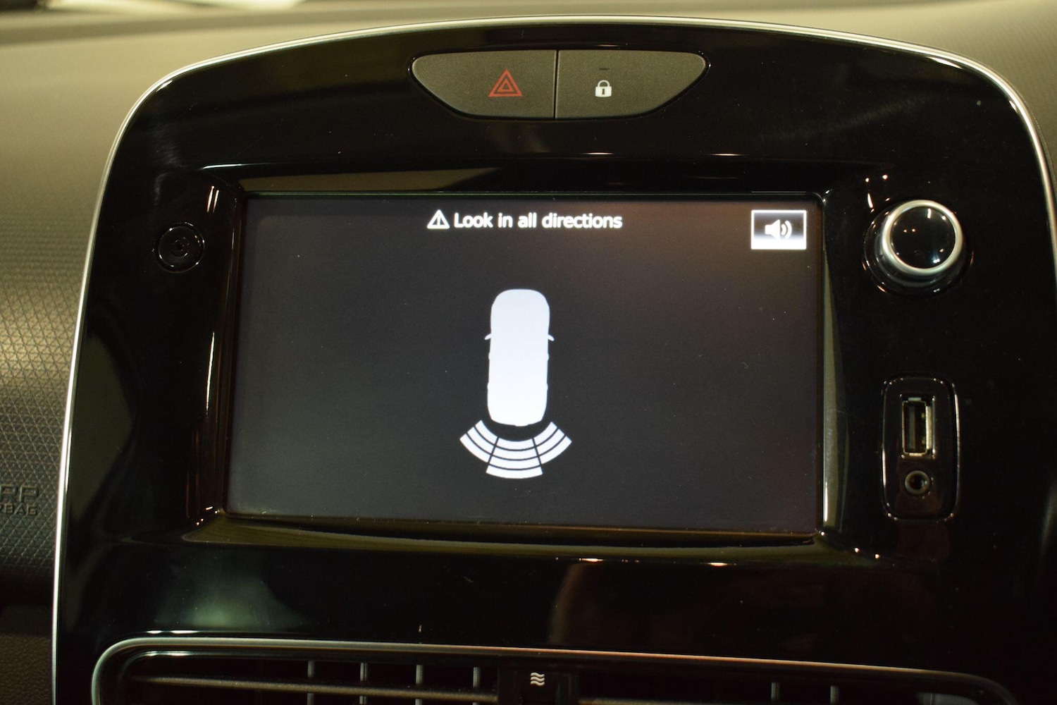 Used Renault Clio for sale - 77784382: Photo 24