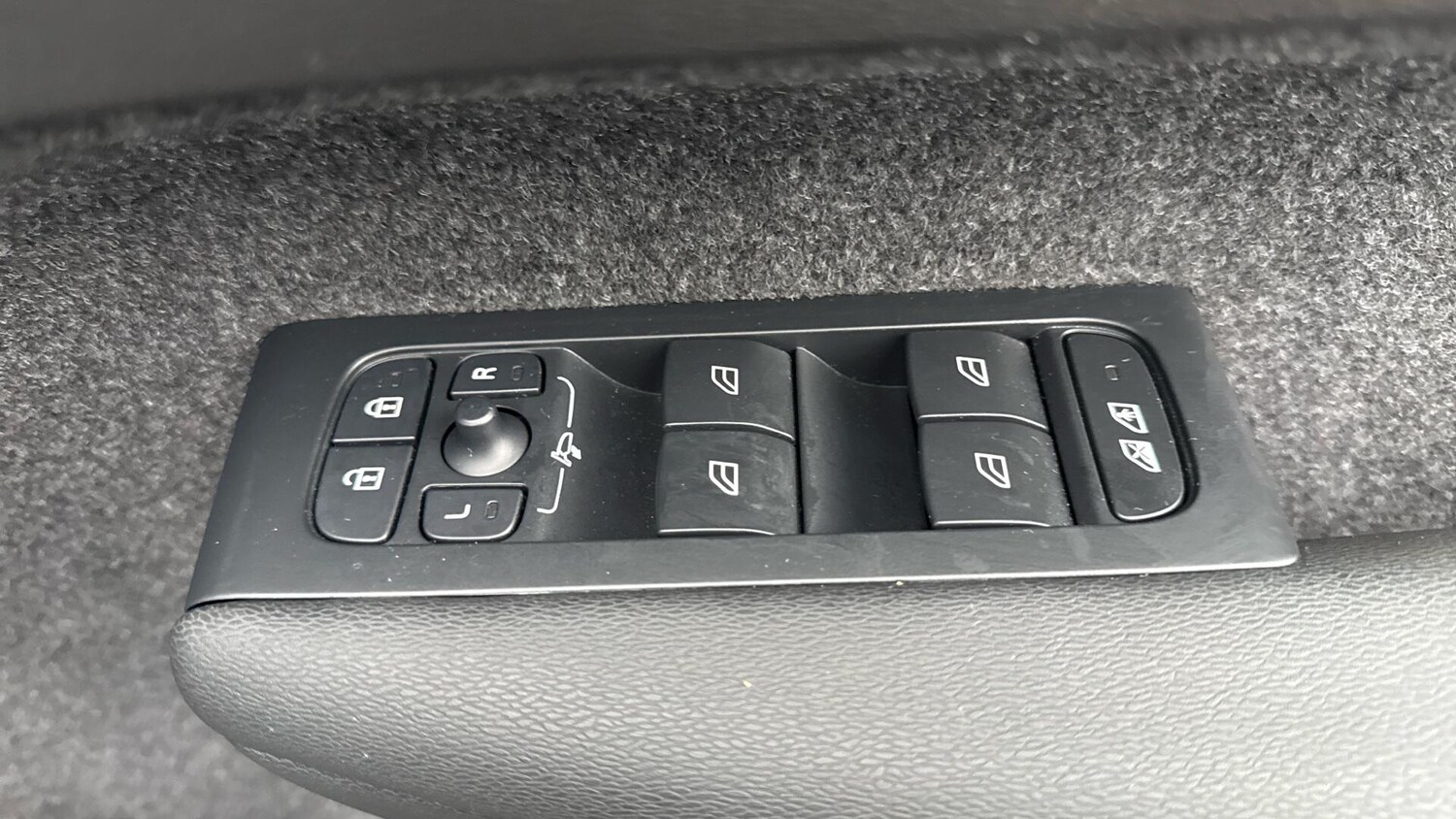 Used Volvo XC40 2023 for sale - 76071919: Photo 28