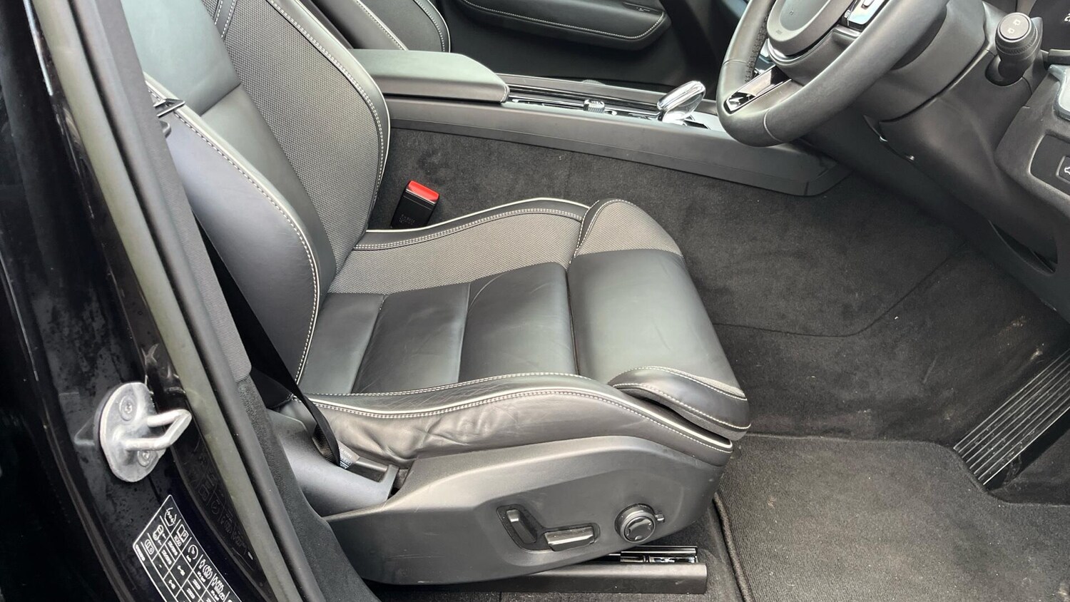 Used Volvo XC60 2023 for sale - 77396696: Photo 28