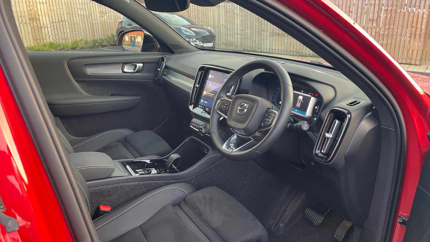 Used Volvo XC40 2025 for sale - 76990275: Photo 4