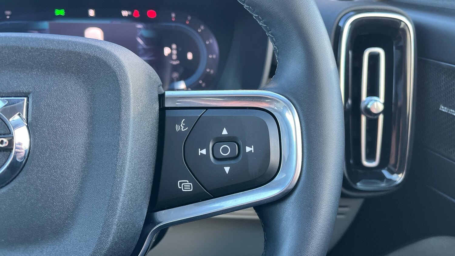 Used Volvo XC40 2024 for sale - 76239988: Photo 23