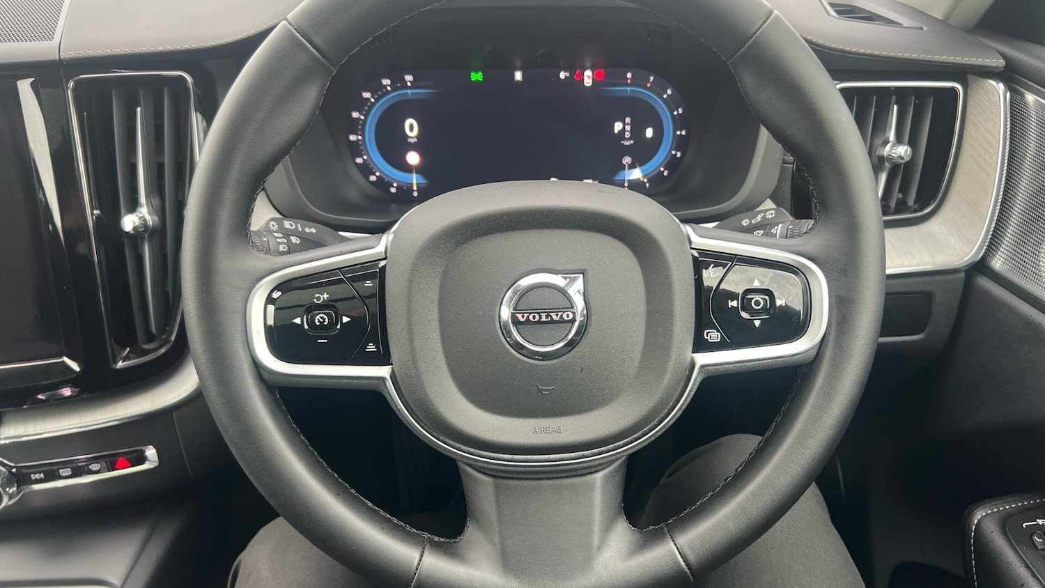 Used Volvo XC60 2025 for sale - 76996993: Photo 10