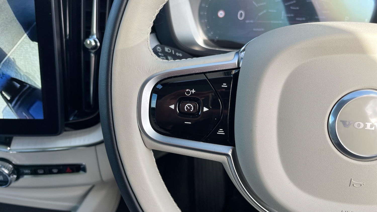 Used Volvo XC60 2025 for sale - 77940018: Photo 19