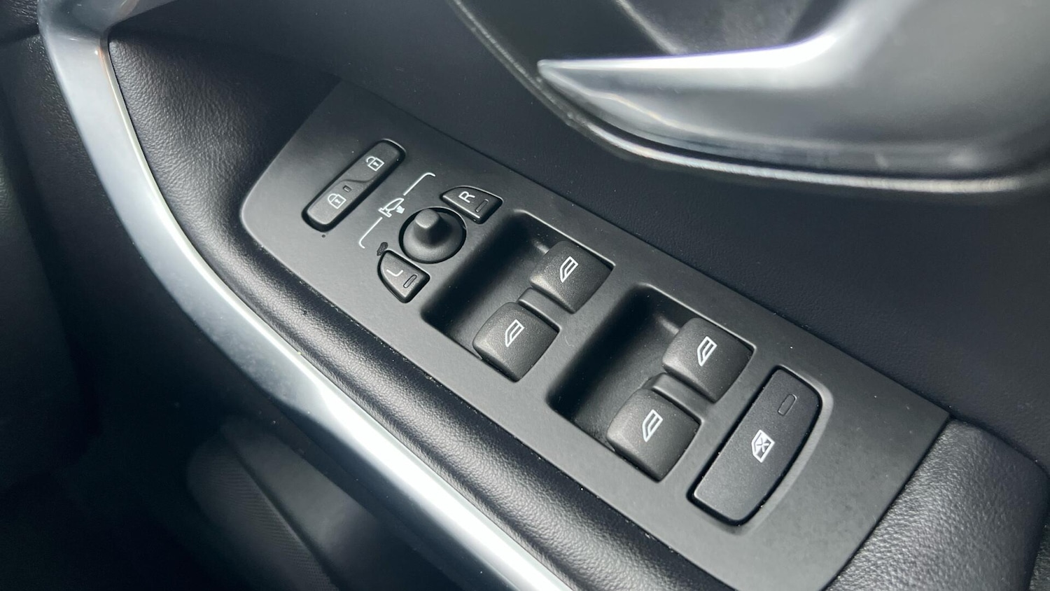 Used Volvo V40 2017 for sale - 76562179: Photo 24