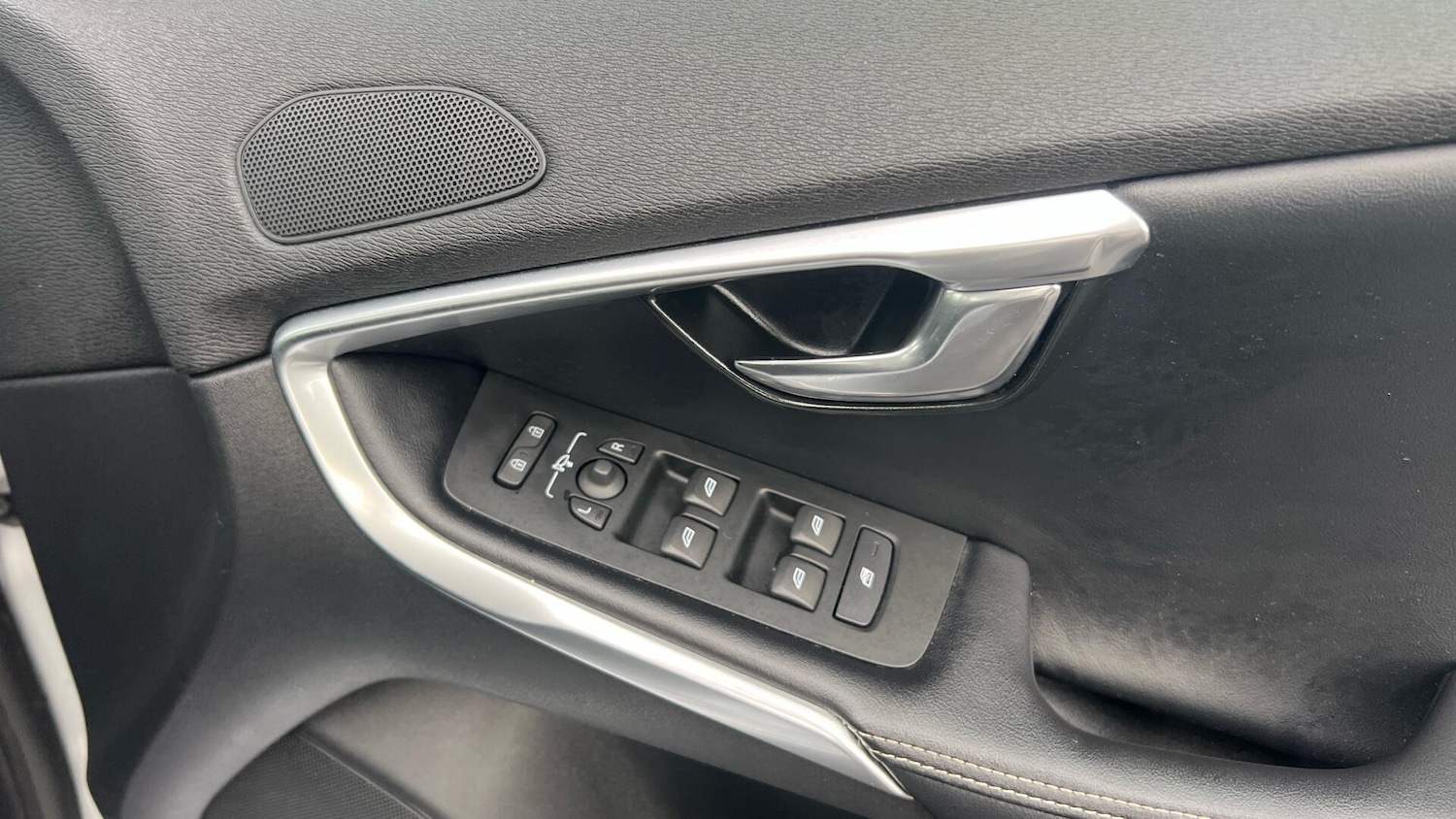 Used Volvo V40 2017 for sale - 76562179: Photo 41