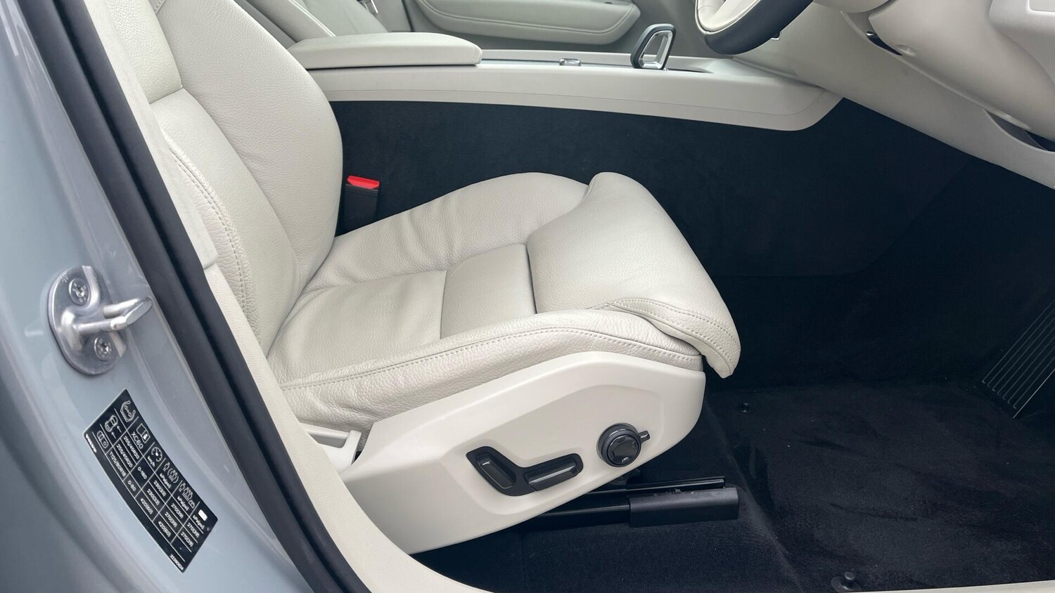 Used Volvo XC60 2025 for sale - 76886099: Photo 30