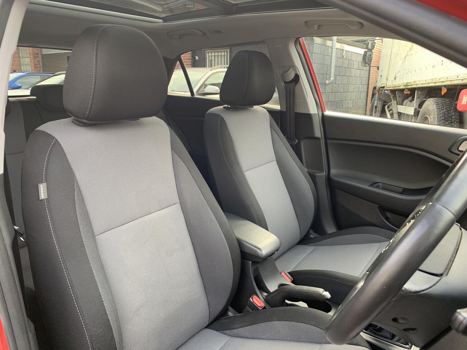 Used Hyundai i20 2017 for sale - 76384843: Photo 13