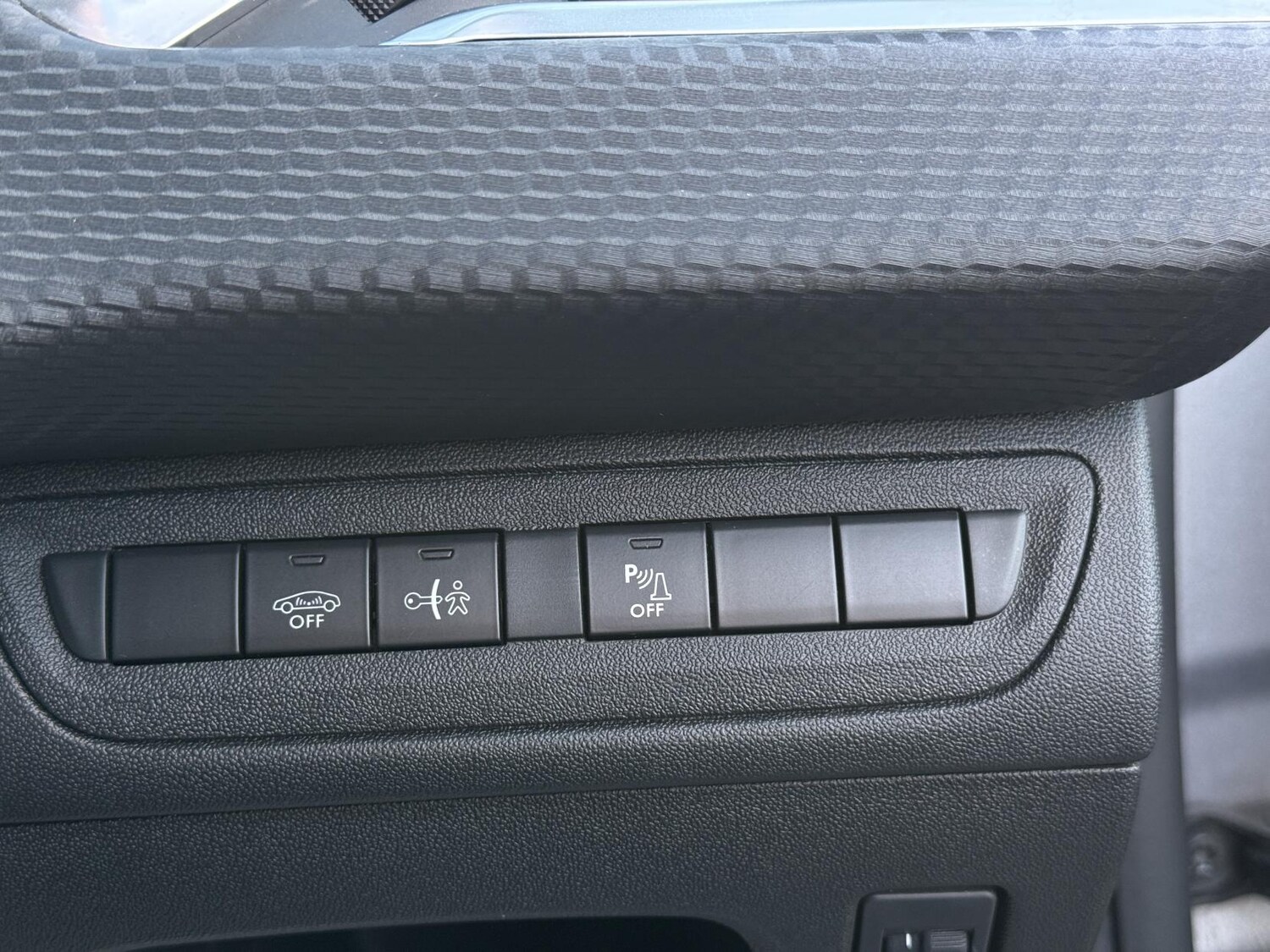 Used Peugeot 2008 2017 for sale - 76545471: Photo 27